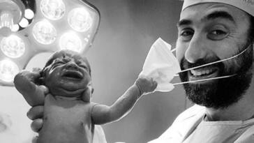 Noworodek ściąga lekarzowi odbierającemu poród maseczkę